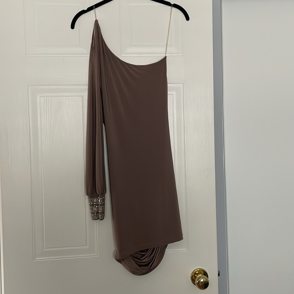 🦋 2/$40 One Shoulder Slit-Sleeve Nude Brown Dress - Picture 5 of 7